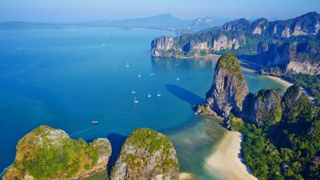 Serene Coastal Paradise with Lush Mountains wallpaper