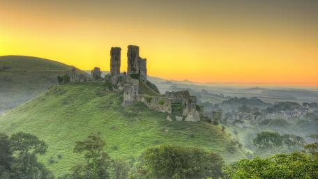 Majestic Ruins Against a Serene Sunrise wallpaper