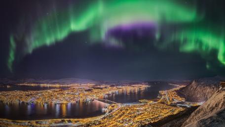 Aurora Lights Over a Stunning Cityscape wallpaper