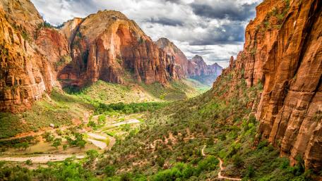 Majestic Zion Canyon Scenic Vista wallpaper