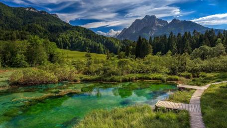 Serene Mountain Reflection in Tranquil Waters wallpaper