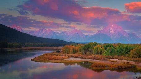 Serene Mountain Reflections at Dusk wallpaper