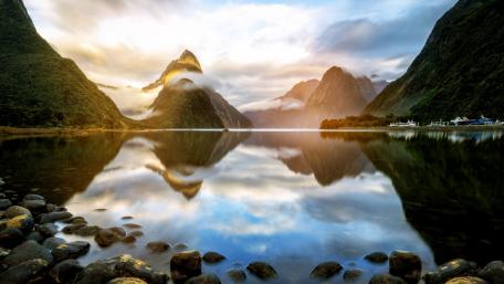 Serene Mountain Reflection at Dusk wallpaper