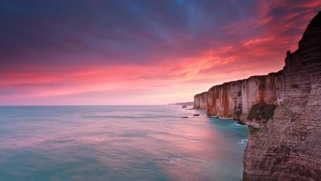 Serene Coastal Sunset Over Cliffs wallpaper