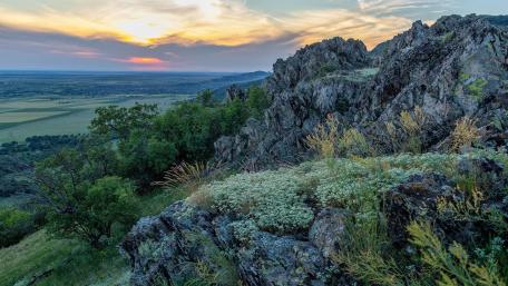Stunning Sunset Over Rocky Landscape wallpaper