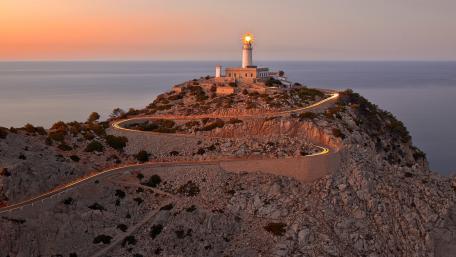 Coastal Lighthouse at Dawn wallpaper