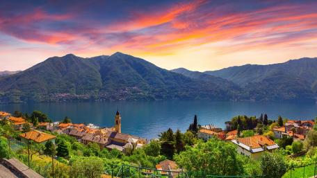 Stunning Lakeside Cityscape at Sunset wallpaper