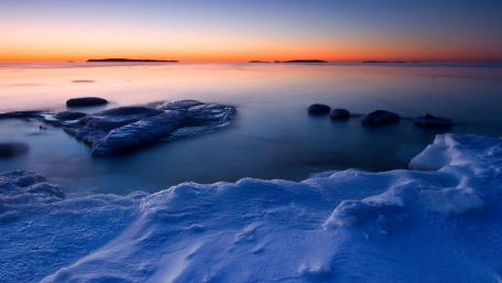 Tranquil Winter Sunset Over Icy Waters wallpaper