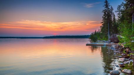 Tranquil Lake at Sunset Glow wallpaper