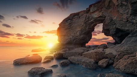 Majestic Sunset at Rocky Cove wallpaper