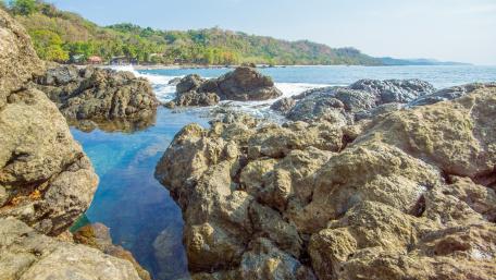 Serene Coastal Escape with Rocky Shoreline wallpaper