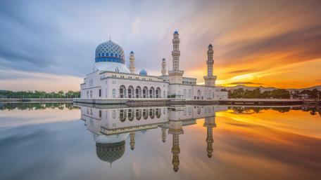 Serenity at Dusk Over the Grand Mosque wallpaper