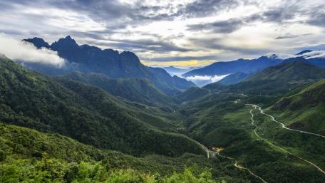 Majestic Mountain Range at Dawn wallpaper