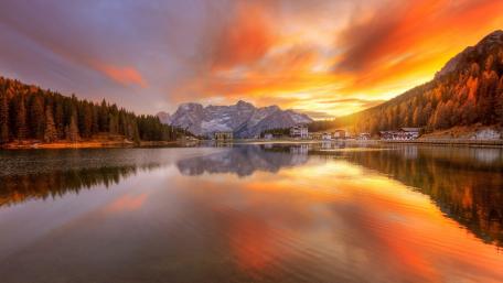 Stunning Mountain Sunset Reflections on Serene Lake wallpaper