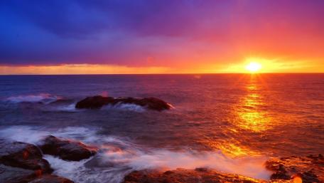 Vibrant Sunset Over Tranquil Ocean Waves wallpaper