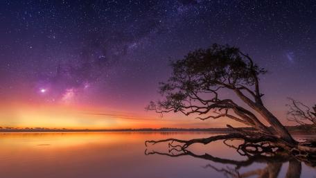 Celestial Serenity Over Tranquil Waters wallpaper