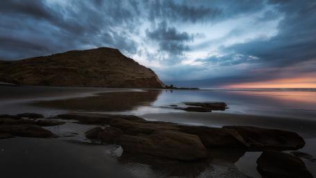 Tranquil Sunset Over the Beach Scene wallpaper