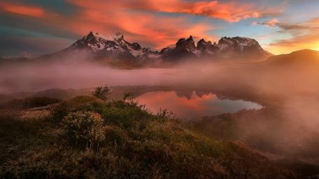 Breathtaking Mountain Sunrise Over Serene Lake wallpaper