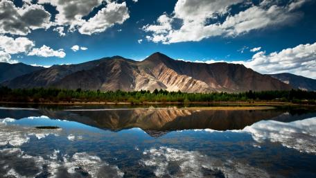 Majestic Mountain Reflections in Tranquil Waters wallpaper