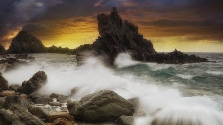 Majestic Sunset Over Rocky Shores wallpaper