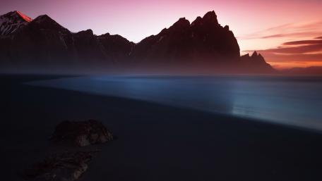 Tranquil Twilight Over Majestic Mountains wallpaper