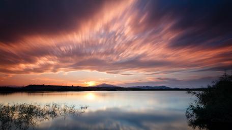 Tranquil Twilight Over the Lake wallpaper