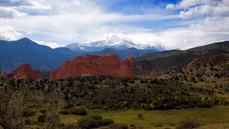 Majestic Rocky Landscape with Red Rock Formations wallpaper
