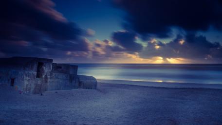 Serene Sunset Over Abandoned Shoreline wallpaper