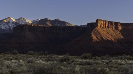 Majestic Mountains at Dusk wallpaper