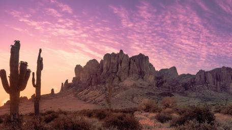 Stunning Desert Sunset Over Majestic Mountains wallpaper