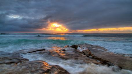 Serene Sunset Over the Ocean Waves wallpaper