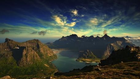 Breathtaking Horizon Over Serene Bay View wallpaper