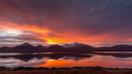 Majestic Sunset Over Serene Waters wallpaper