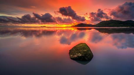 Serene Sunset Over Tranquil Lake wallpaper
