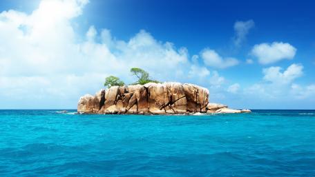 Serene Island Oasis in Crystal Blue Waters wallpaper