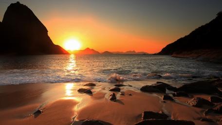 Serene Sunset Over Tranquil Beach Scene wallpaper