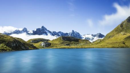 Majestic Mountain Lake Under Clear Skies wallpaper