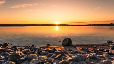Tranquil Sunset Over Still Waters wallpaper