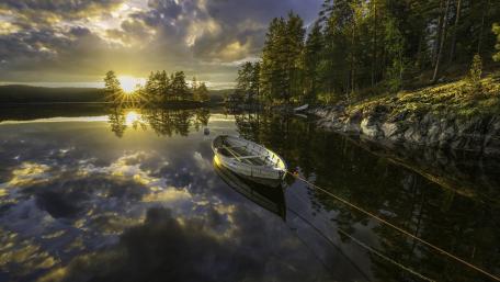 Serene Dawn on a Tranquil Lake wallpaper