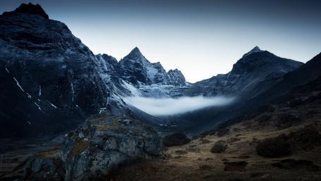 Majestic Snow-Capped Mountains at Dawn wallpaper