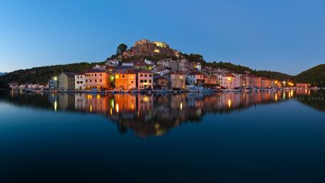 Tranquil City Reflections Under Twilight Sky wallpaper