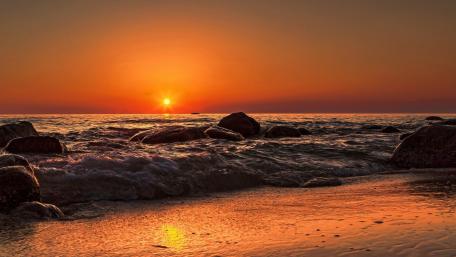 Breathtaking Sunset Over Tranquil Waters wallpaper