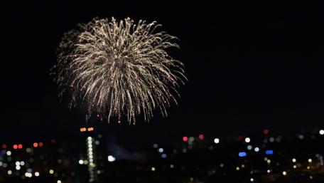 Brilliant Night Sky Fireworks Show wallpaper