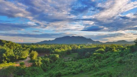 Breathtaking Mountain Landscape in Vibrant Colors wallpaper