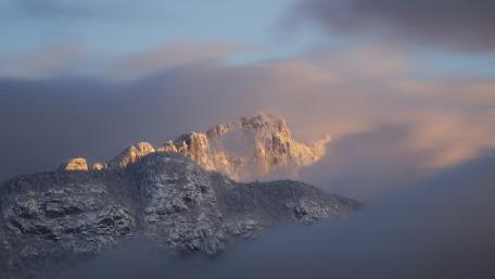 Majestic Snow-Capped Peaks in the Alps wallpaper