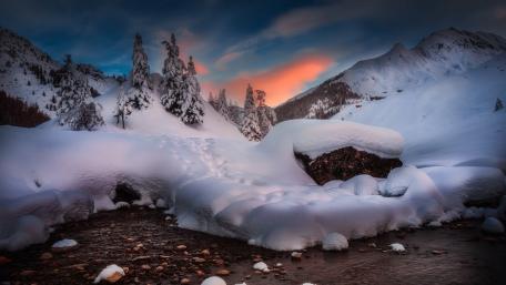 Serene Winter Wonderland Awaits wallpaper