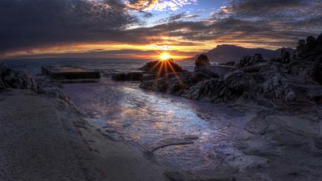 Serene Sunset Over Tranquil Sea Shoreline wallpaper