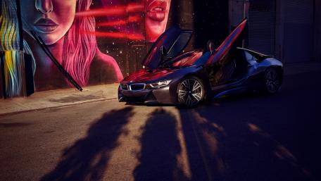 Sleek BMW i8 Stands Out in Urban Art Scene wallpaper