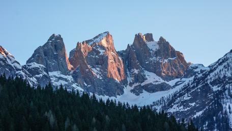 Majestic Mountain Peaks at Dawn wallpaper