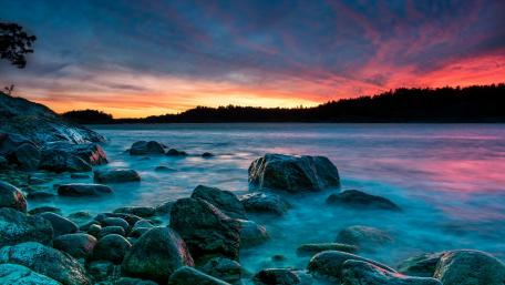Serene Lake Sunset with Stones wallpaper